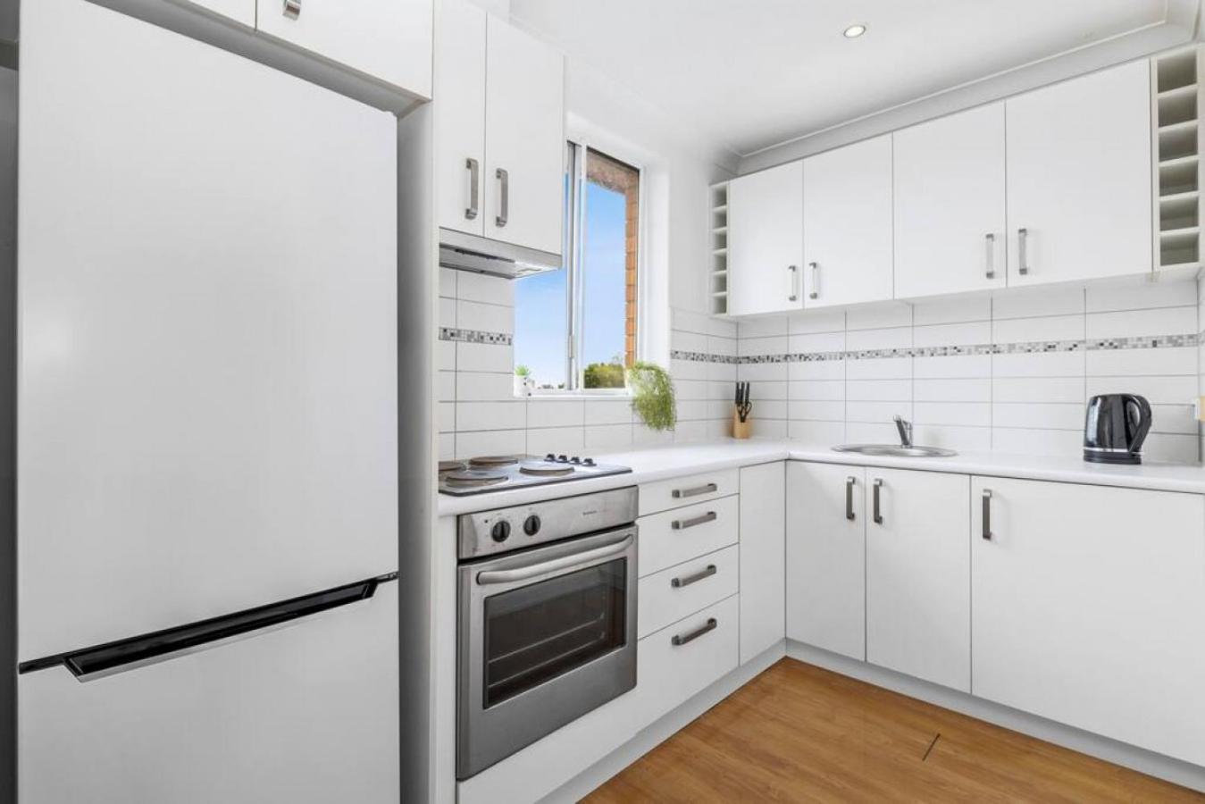 Top level one bedroom apartment with MCG views