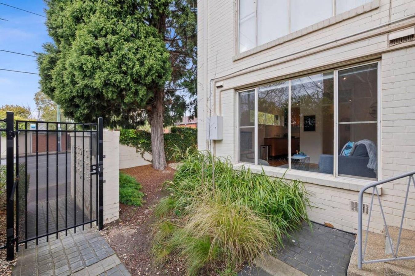 Ground floor one bedroom apartment in South Yarra