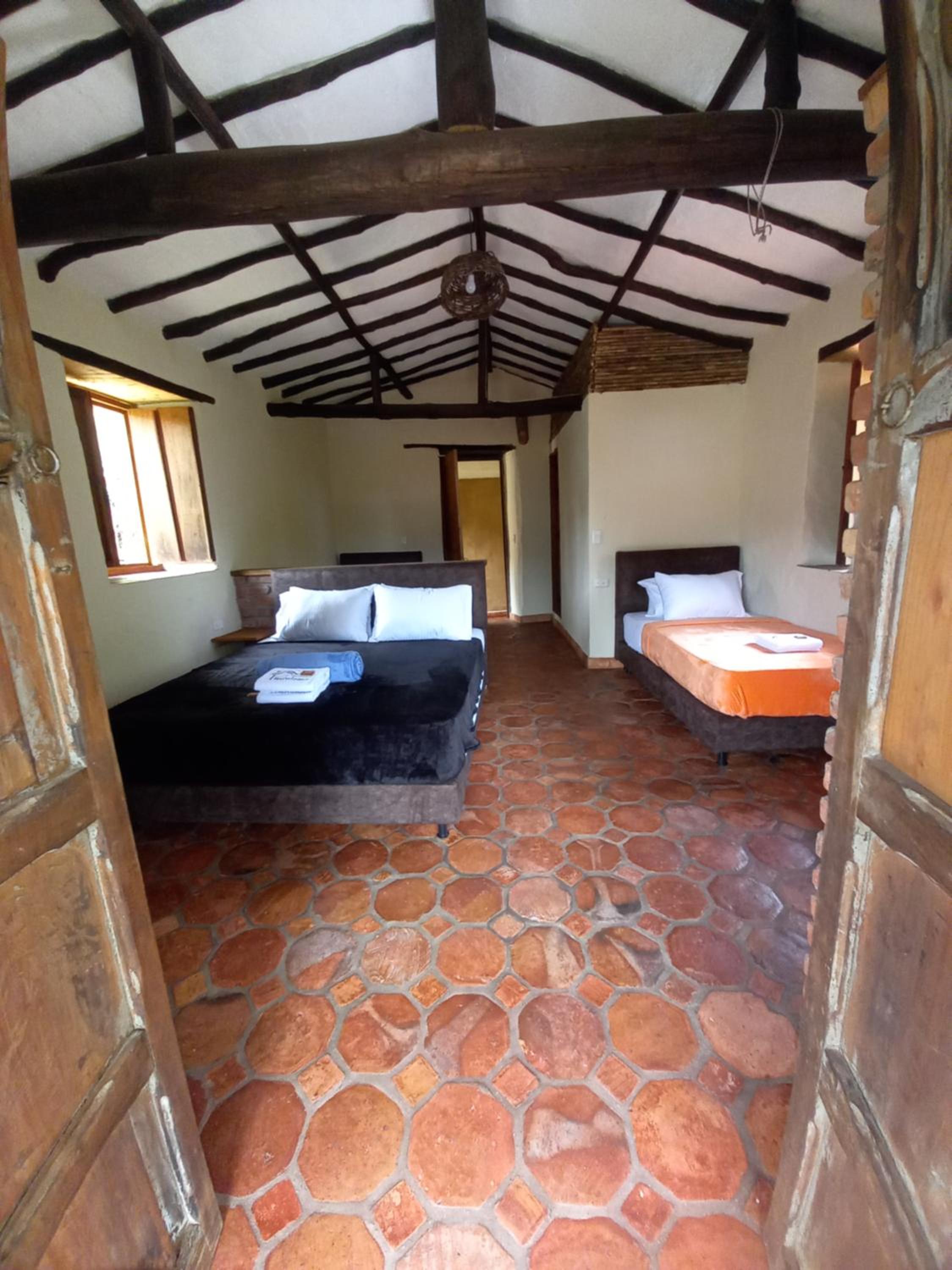 Hostal Baraloma Cerca Al Parque, Con Parqueadero Privado