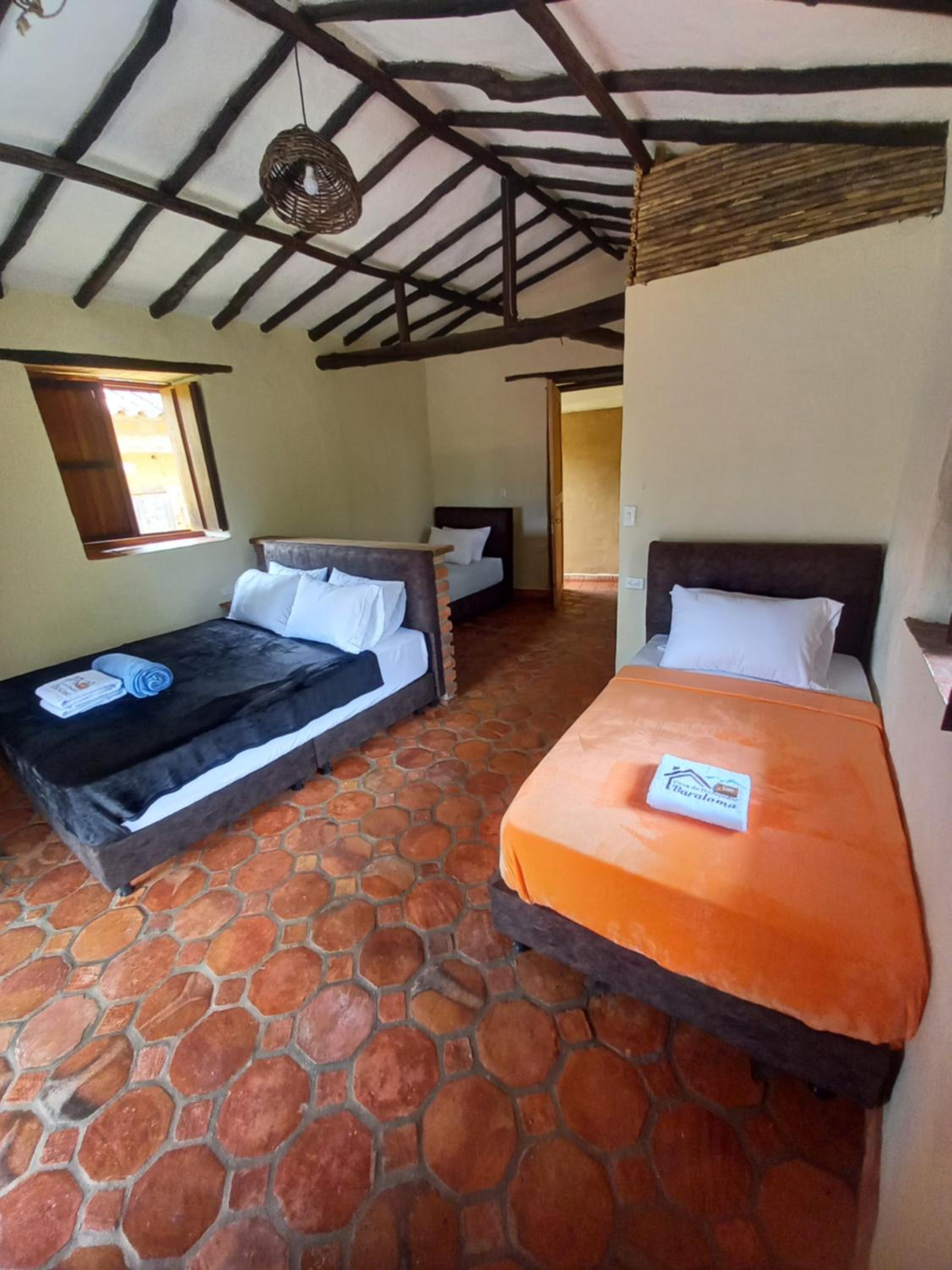 Hostal Baraloma Cerca Al Parque, Con Parqueadero Privado