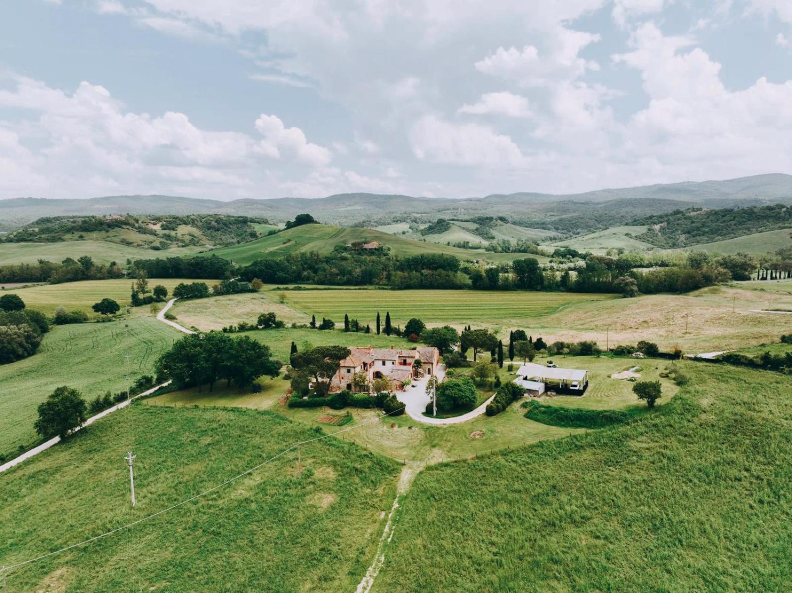 GuestHost - Crete Senesi Charming Apartments with Parking view 2
