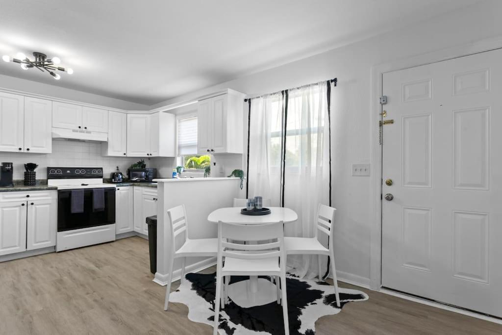 Zebra House - Close 2 all TampaBay has to offer view 4