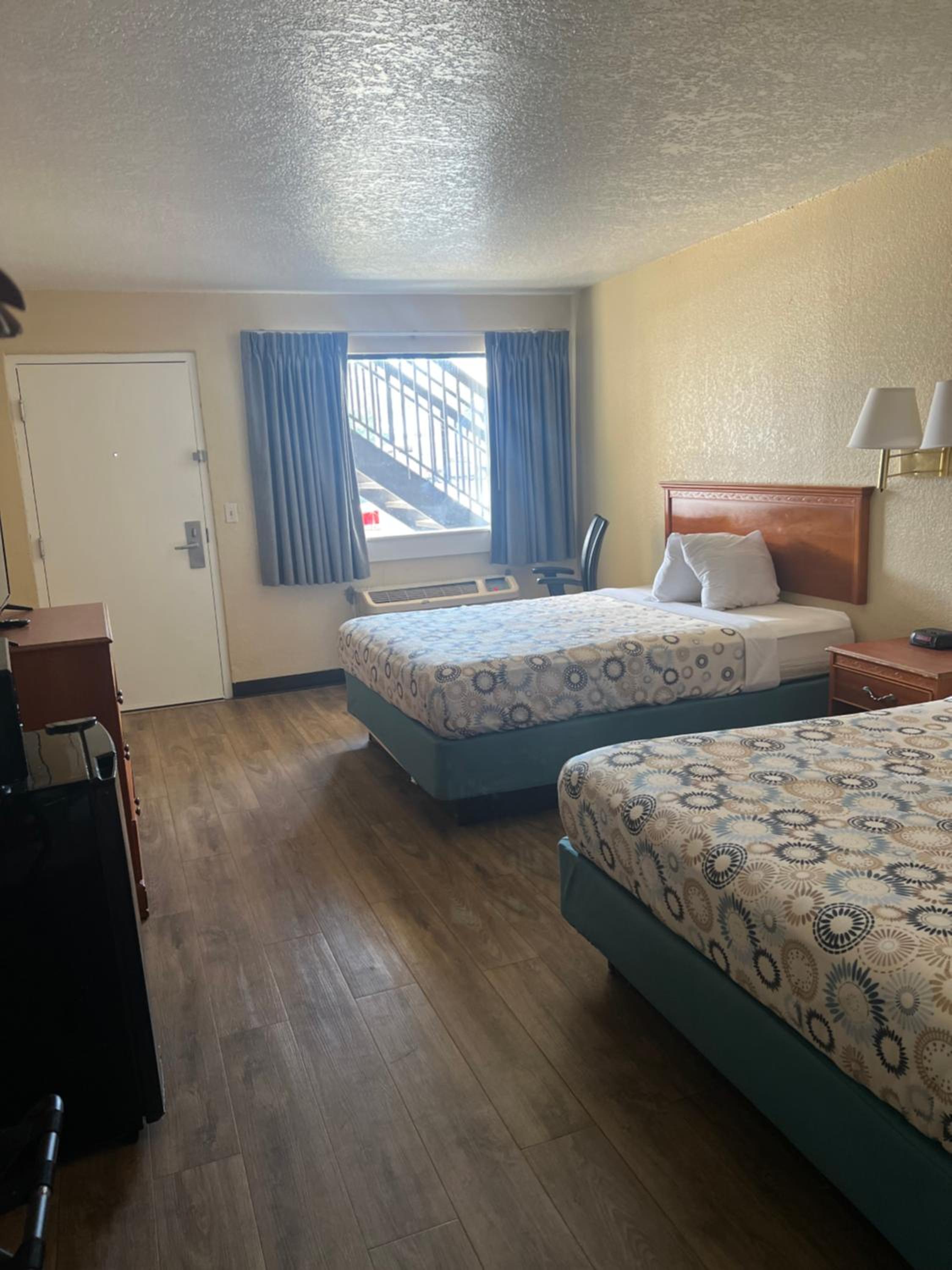 Hole Inn the Wall Hotel - Fort Walton Beach - Sunset Plaza - nearby Beaches & Hurlburt