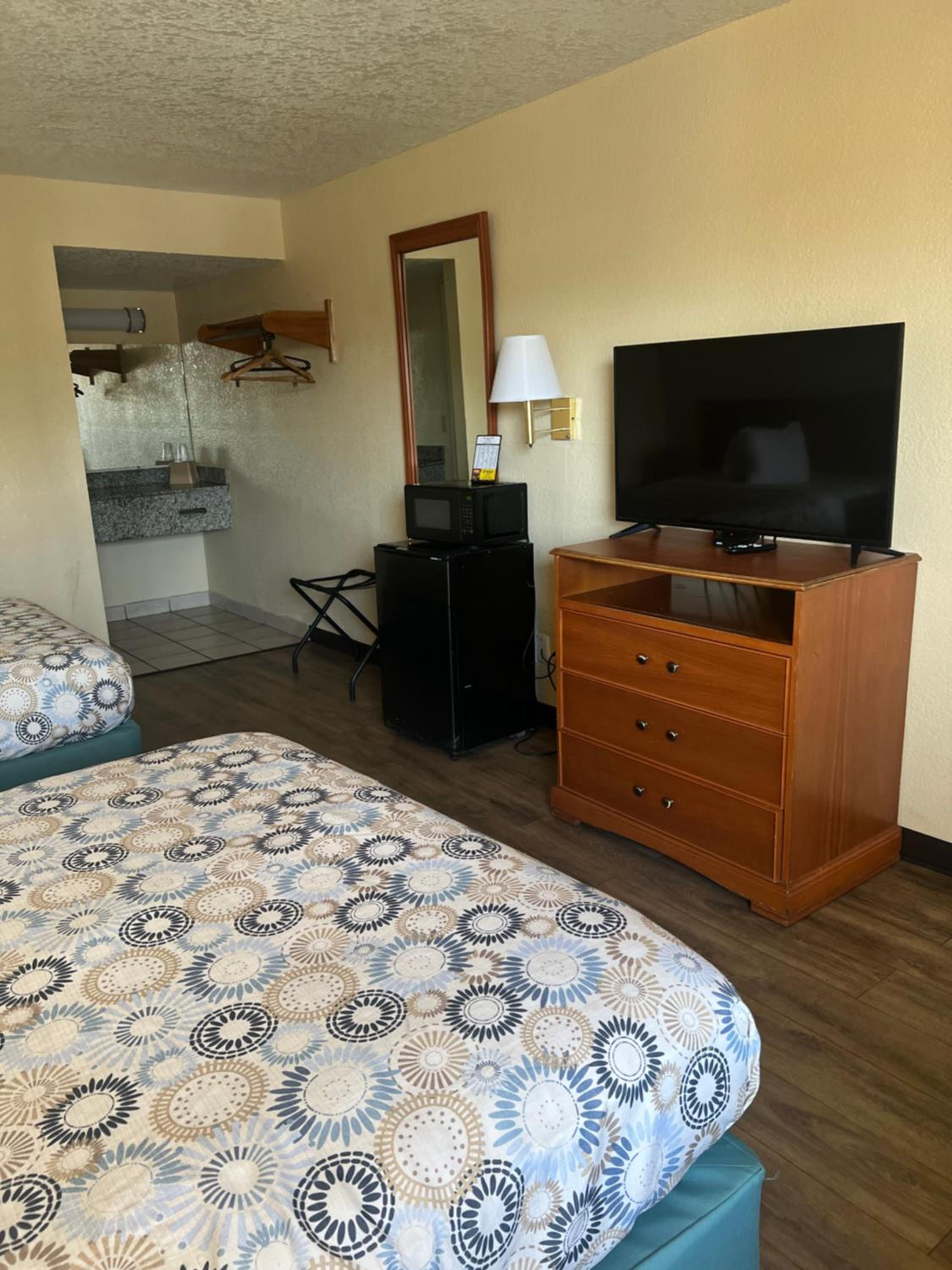 Hole Inn the Wall Hotel - Fort Walton Beach - Sunset Plaza - nearby Beaches & Hurlburt