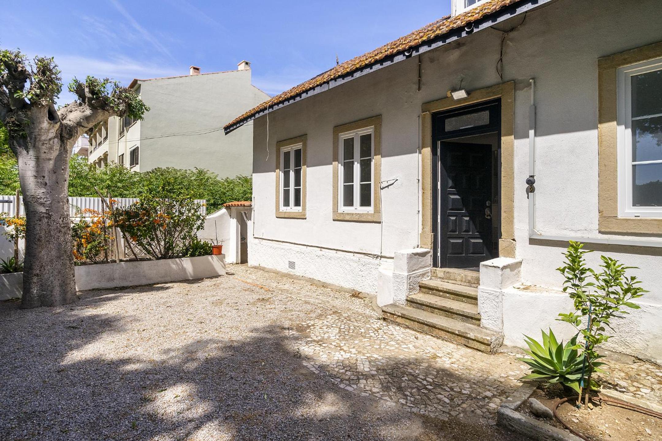 WHome Amazing House in Carcavelos historical center w/ private patio & BBQ view 4