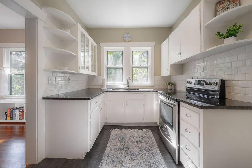 Historic & Cozy Bungalow by Downtown view 3