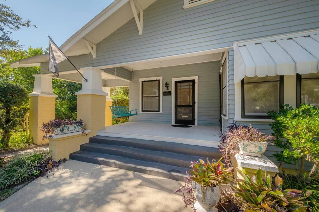 Historic & Cozy Bungalow by Downtown view 4