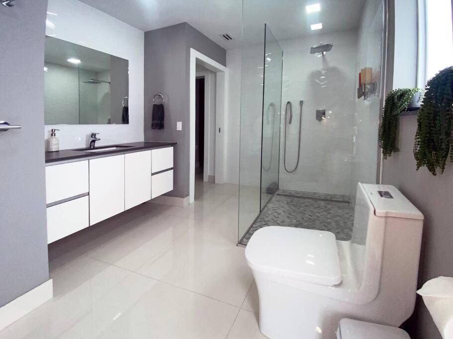 Luxurious Home with BBQ, Hot Tub, Heated Pool & Wifi - L36