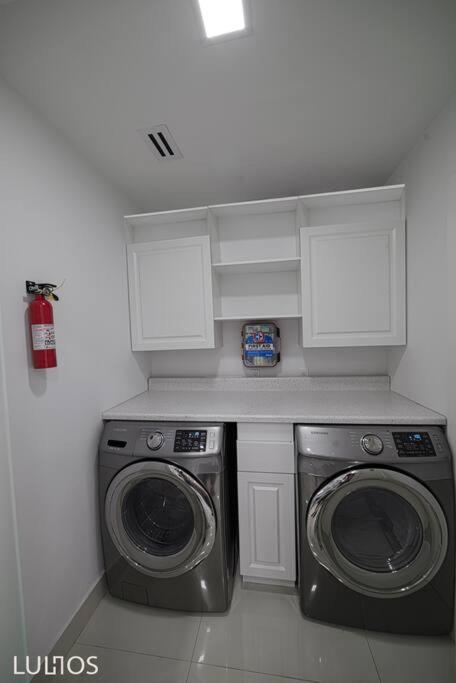 Luxurious Home with BBQ, Hot Tub, Heated Pool & Wifi - L36