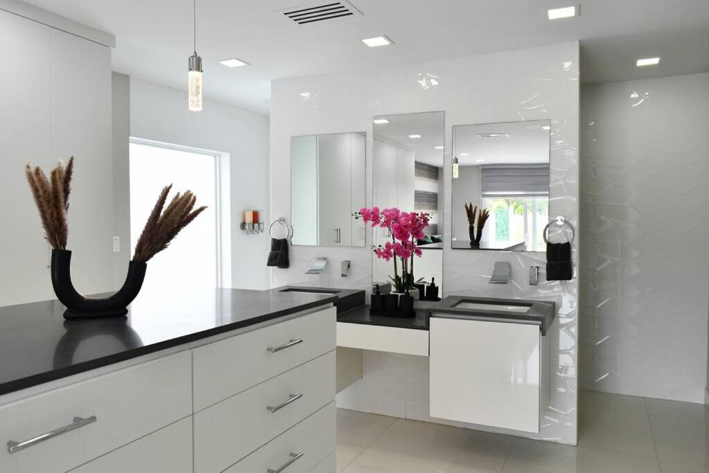 Luxurious Home with BBQ, Hot Tub, Heated Pool & Wifi - L36