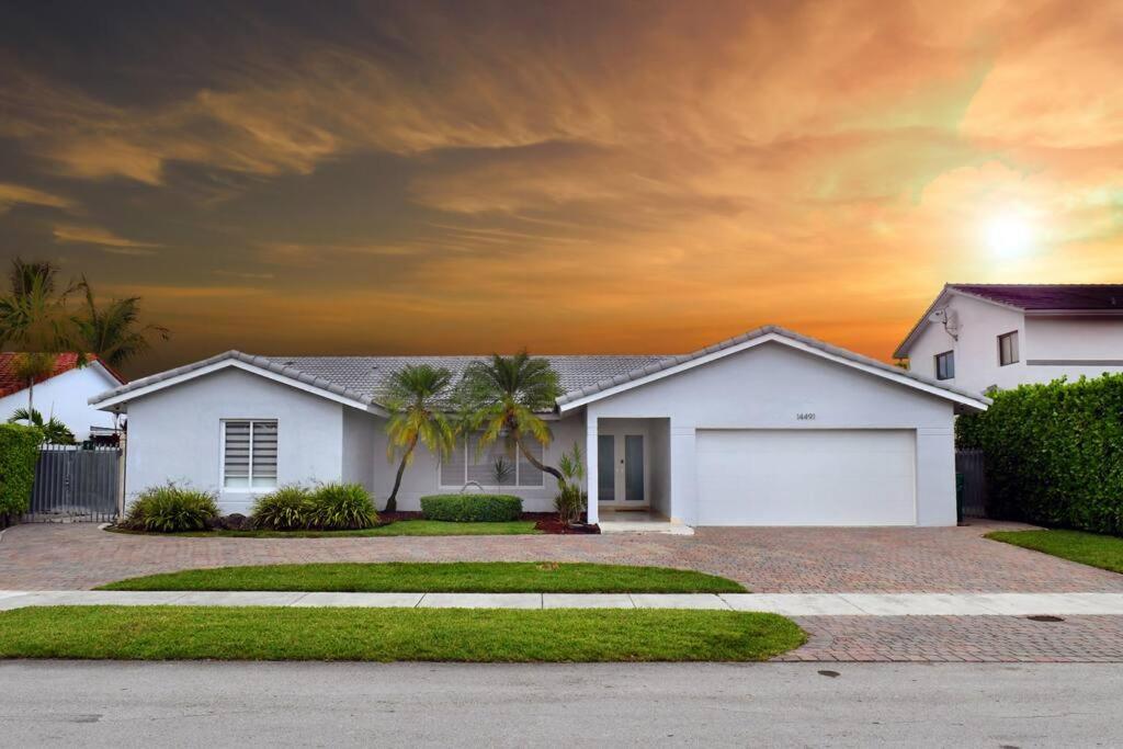 Luxurious Home with BBQ, Hot Tub, Heated Pool & Wifi - L36