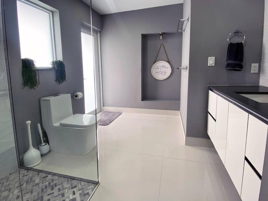 Luxurious Home with BBQ, Hot Tub, Heated Pool & Wifi - L36