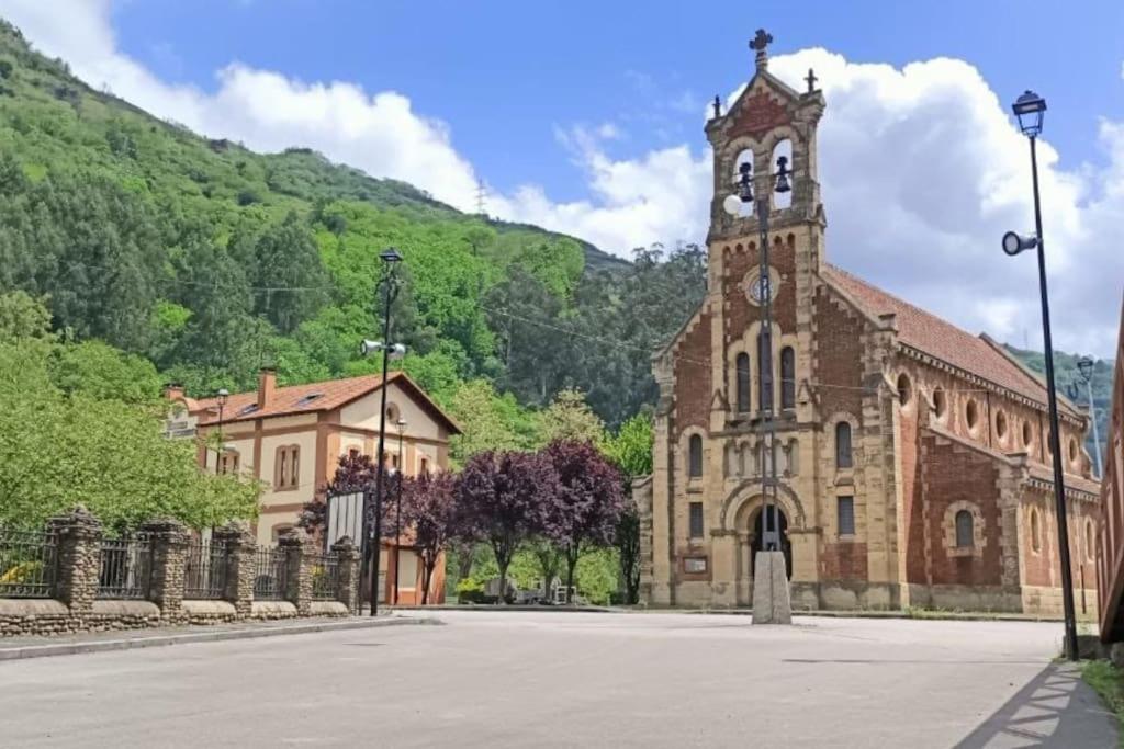 POSADA de BUSTIELLO,poblado de interés cultural, Cercano a finales de etapas de la vuelta ciclista de España