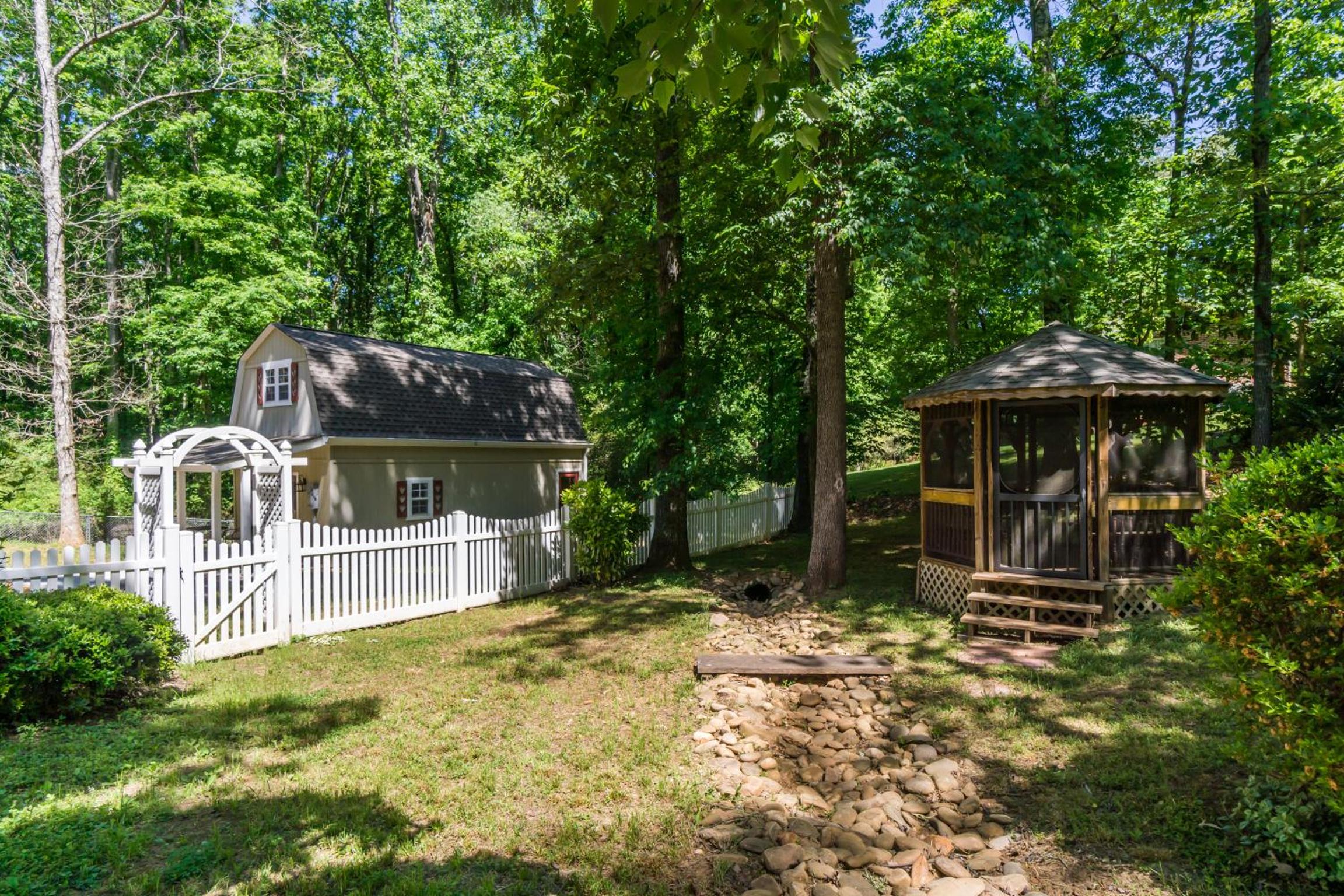 Downtown Family Retreat - 5 Beds & 3.5 Baths view 3