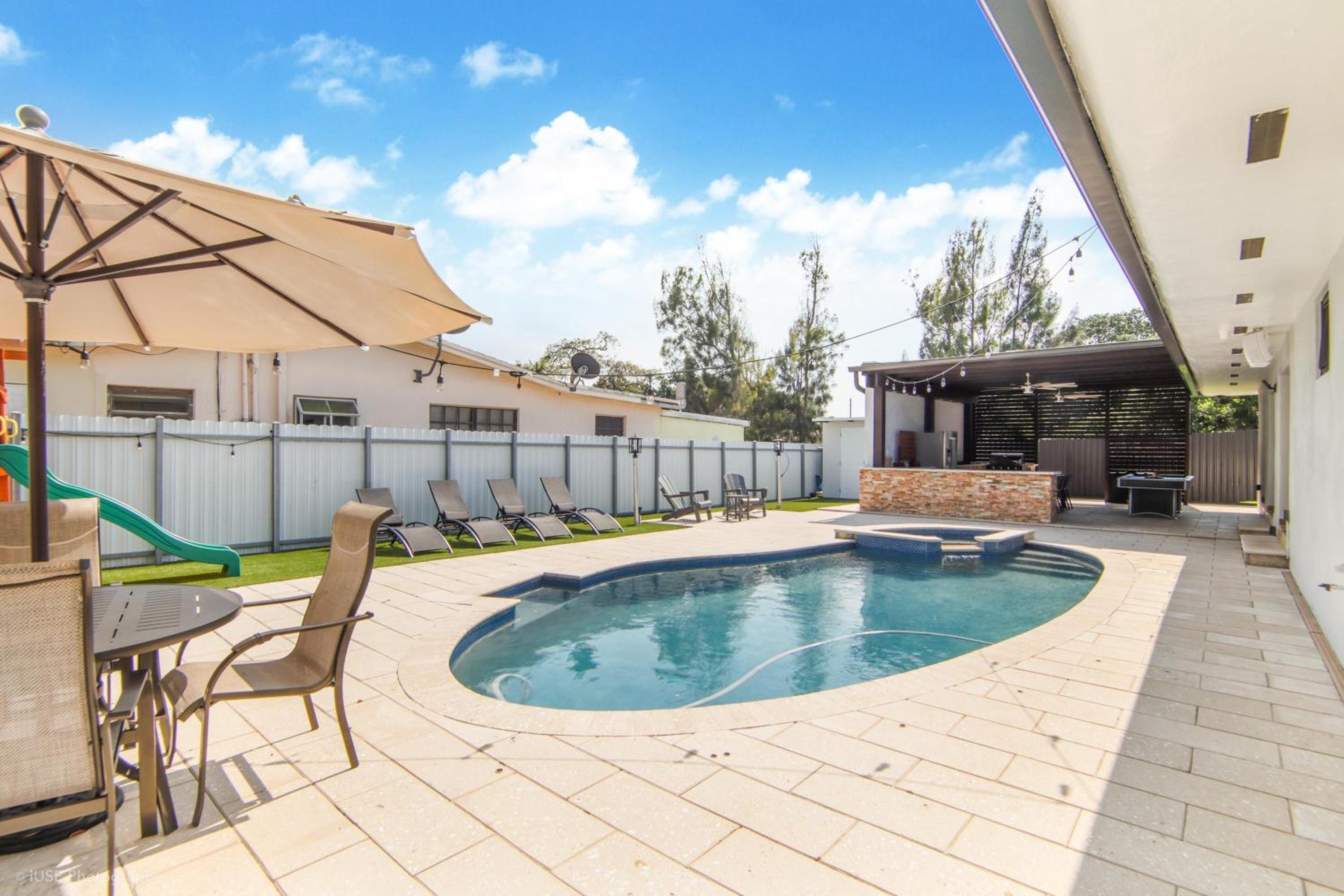 Hotel Miami House Pool Game Room BBQ L24 - Image 1