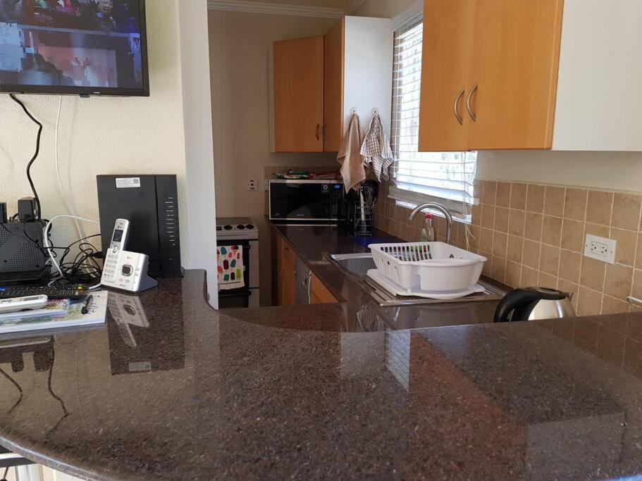 STUDIO Apt 9 Bright comfy with pool on South Coast