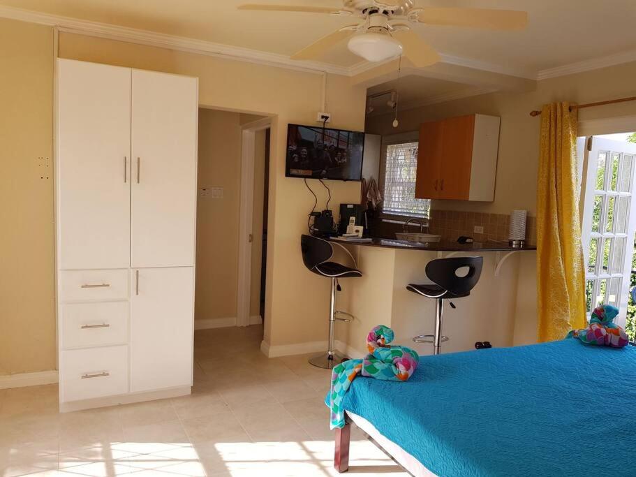STUDIO Apt 9 Bright comfy with pool on South Coast