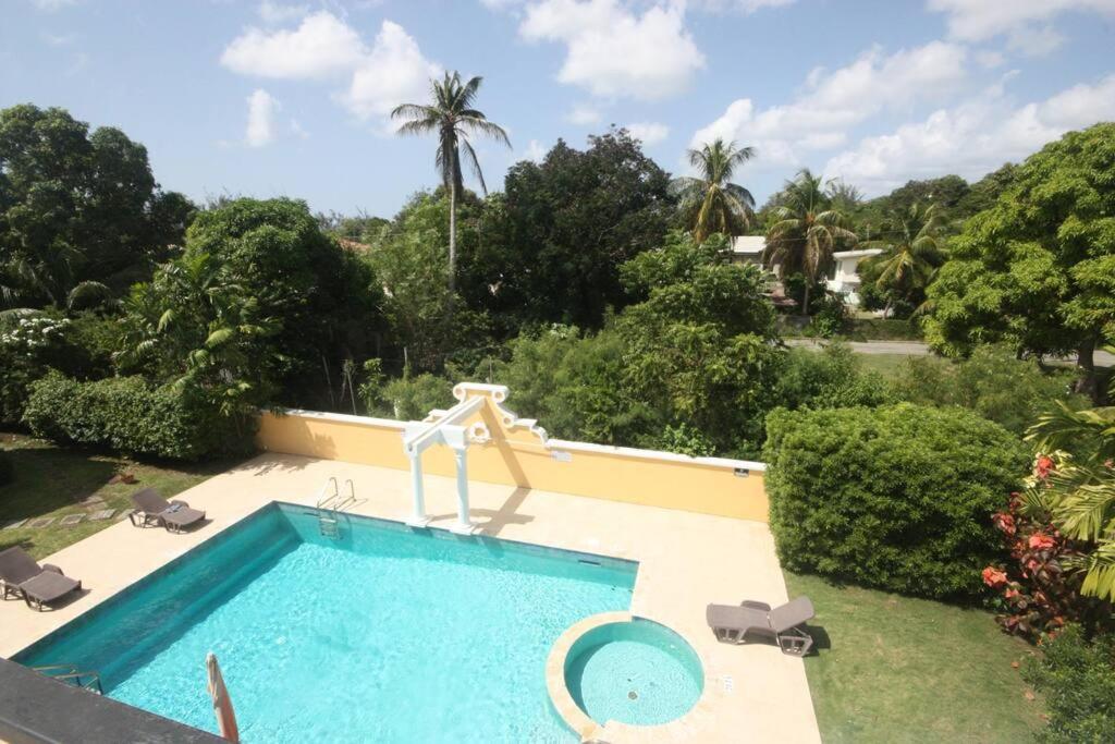 STUDIO Apt 9 Bright comfy with pool on South Coast