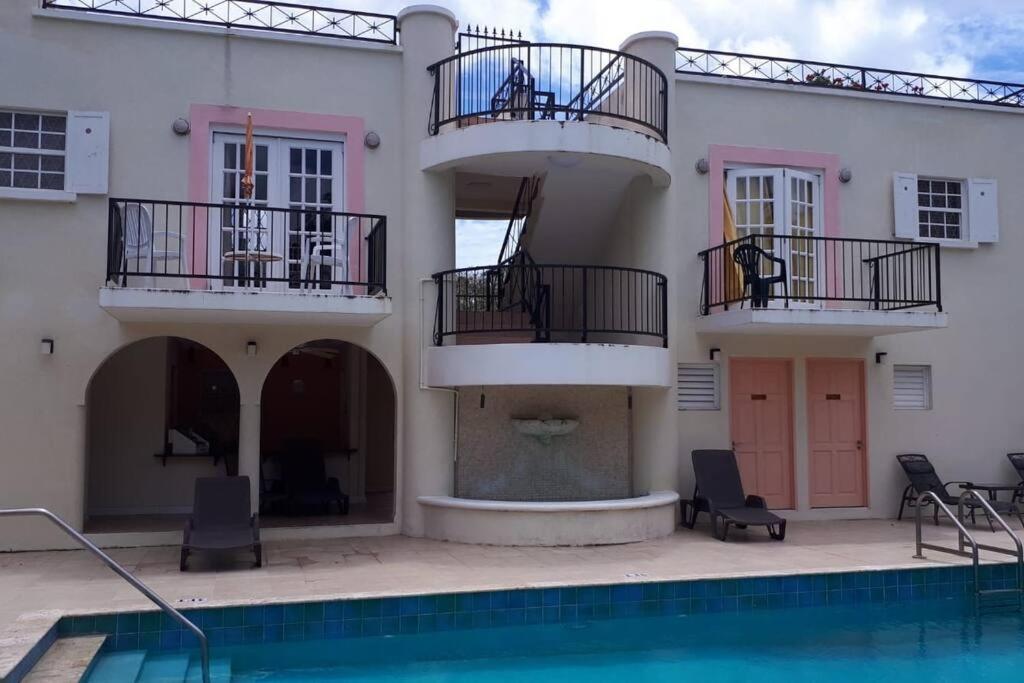 STUDIO Apt 9 Bright comfy with pool on South Coast