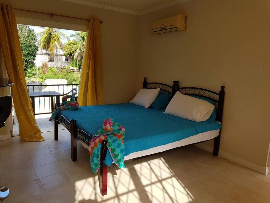 STUDIO Apt 9 Bright comfy with pool on South Coast