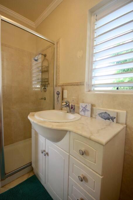 STUDIO Apt 9 Bright comfy with pool on South Coast