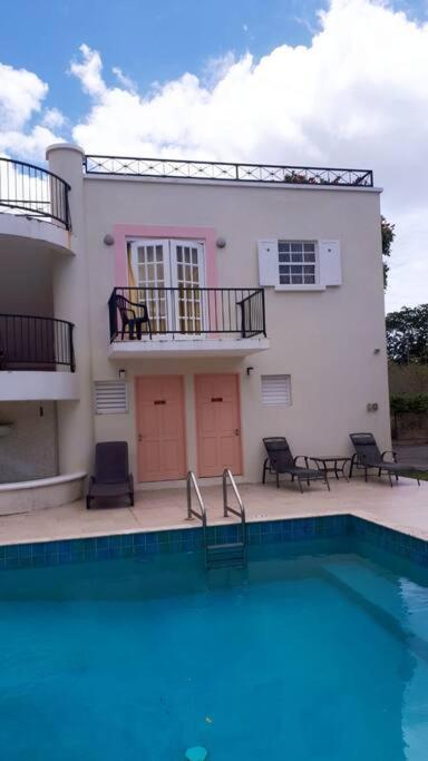 STUDIO Apt 9 Bright comfy with pool on South Coast
