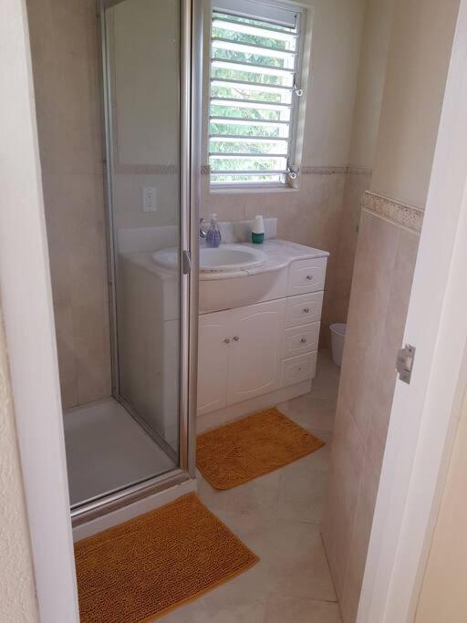 STUDIO Apt 9 Bright comfy with pool on South Coast