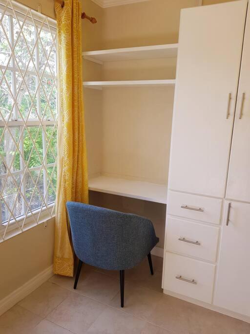 STUDIO Apt 9 Bright comfy with pool on South Coast