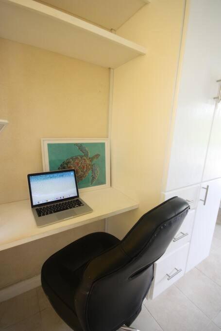 STUDIO Apt 9 Bright comfy with pool on South Coast