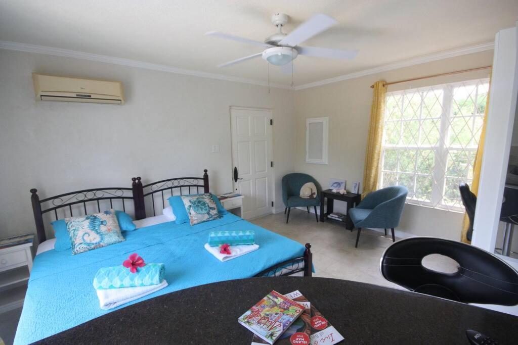 STUDIO Apt 9 Bright comfy with pool on South Coast