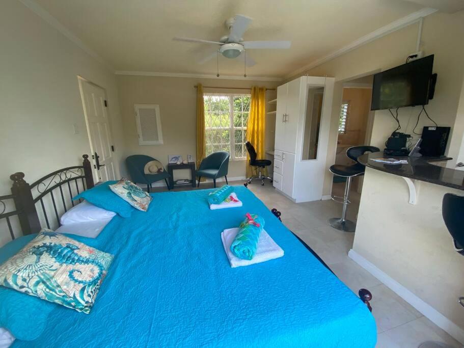STUDIO Apt 9 Bright comfy with pool on South Coast