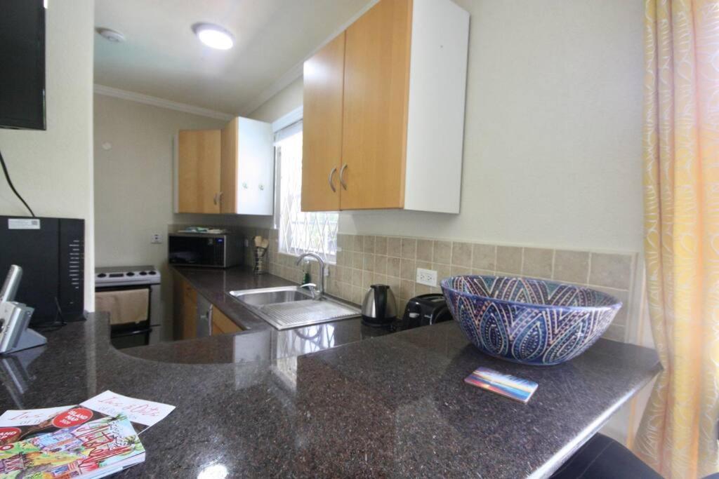 STUDIO Apt 9 Bright comfy with pool on South Coast