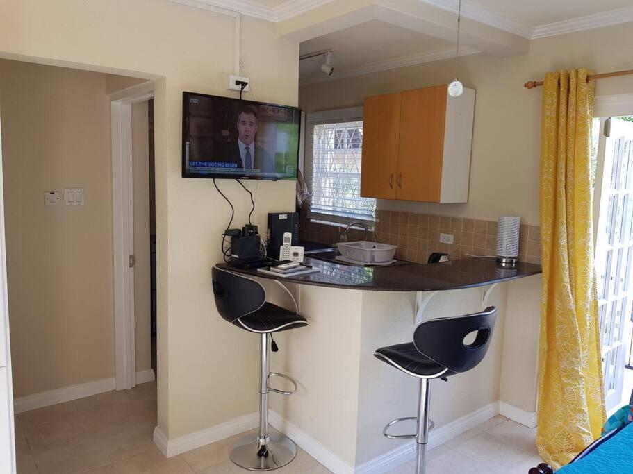 STUDIO Apt 9 Bright comfy with pool on South Coast