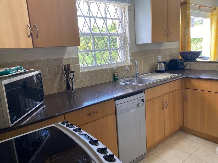 STUDIO Apt 9 Bright comfy with pool on South Coast