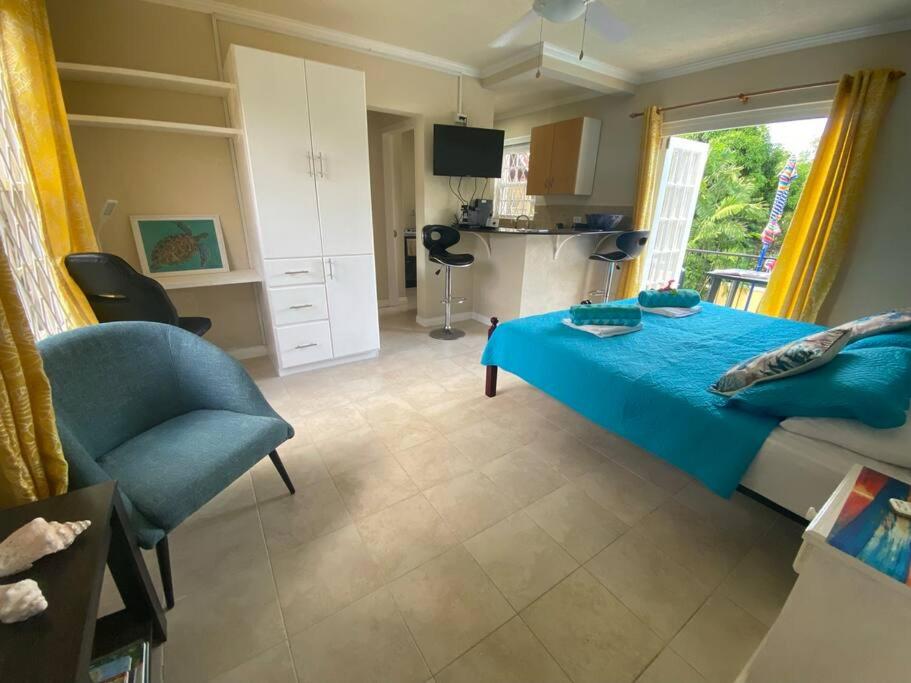 STUDIO Apt 9 Bright comfy with pool on South Coast