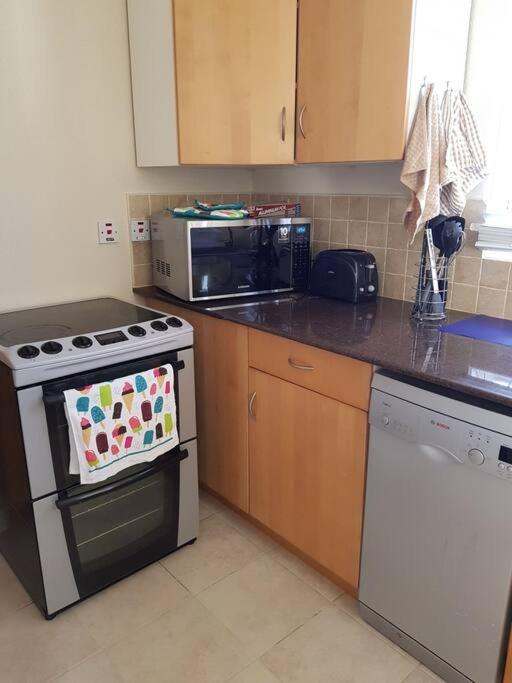 STUDIO Apt 9 Bright comfy with pool on South Coast