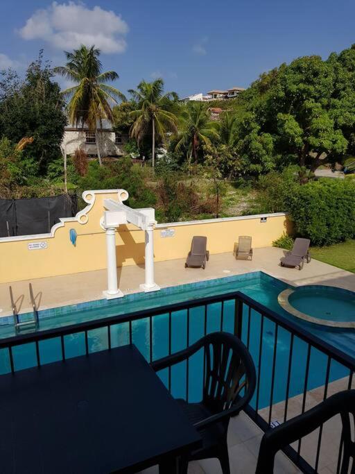 STUDIO Apt 9 Bright comfy with pool on South Coast