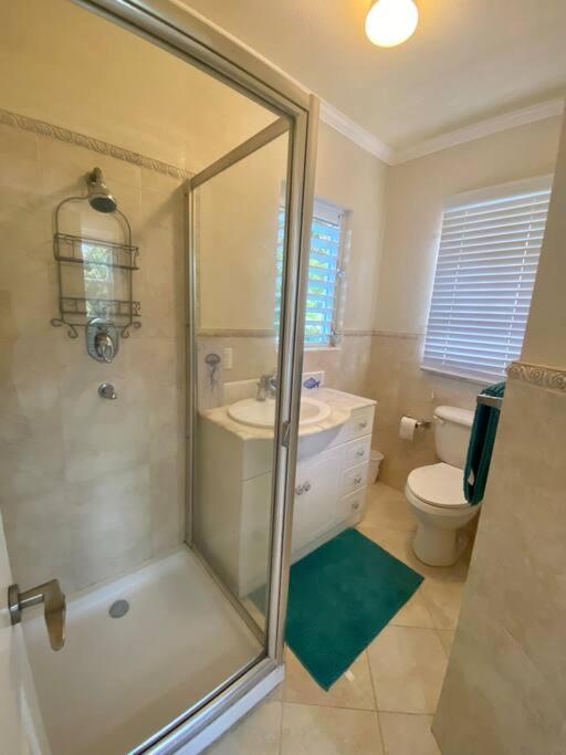 STUDIO Apt 9 Bright comfy with pool on South Coast