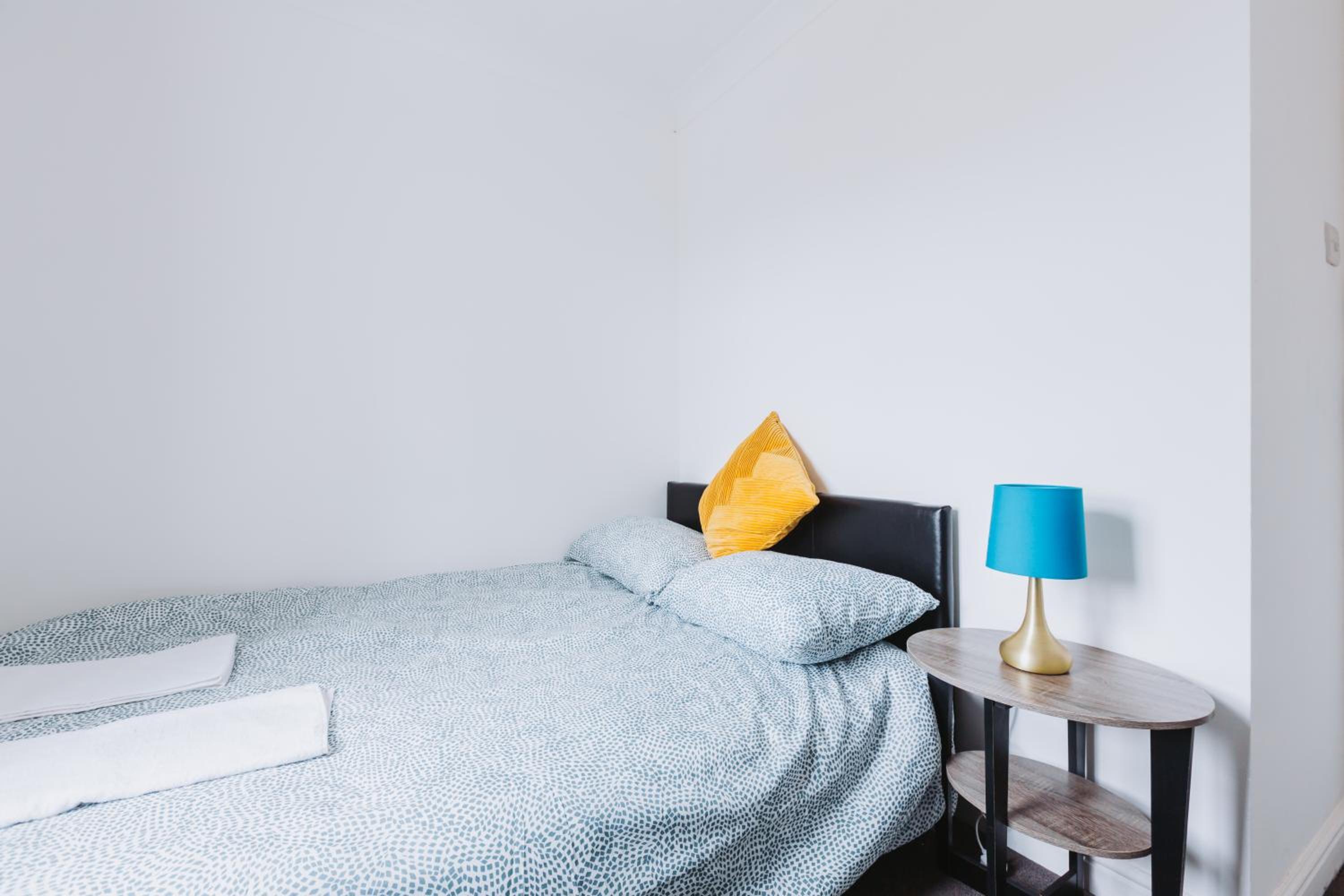 Double Room with Private Bathroom, parking & wifi view 4