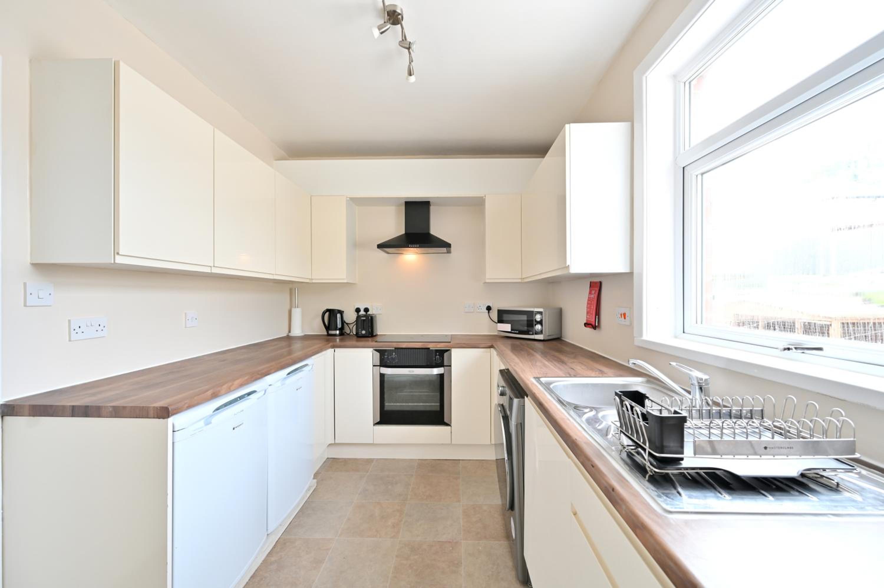 Cosy 3 Bedroom house - Bolton view 5