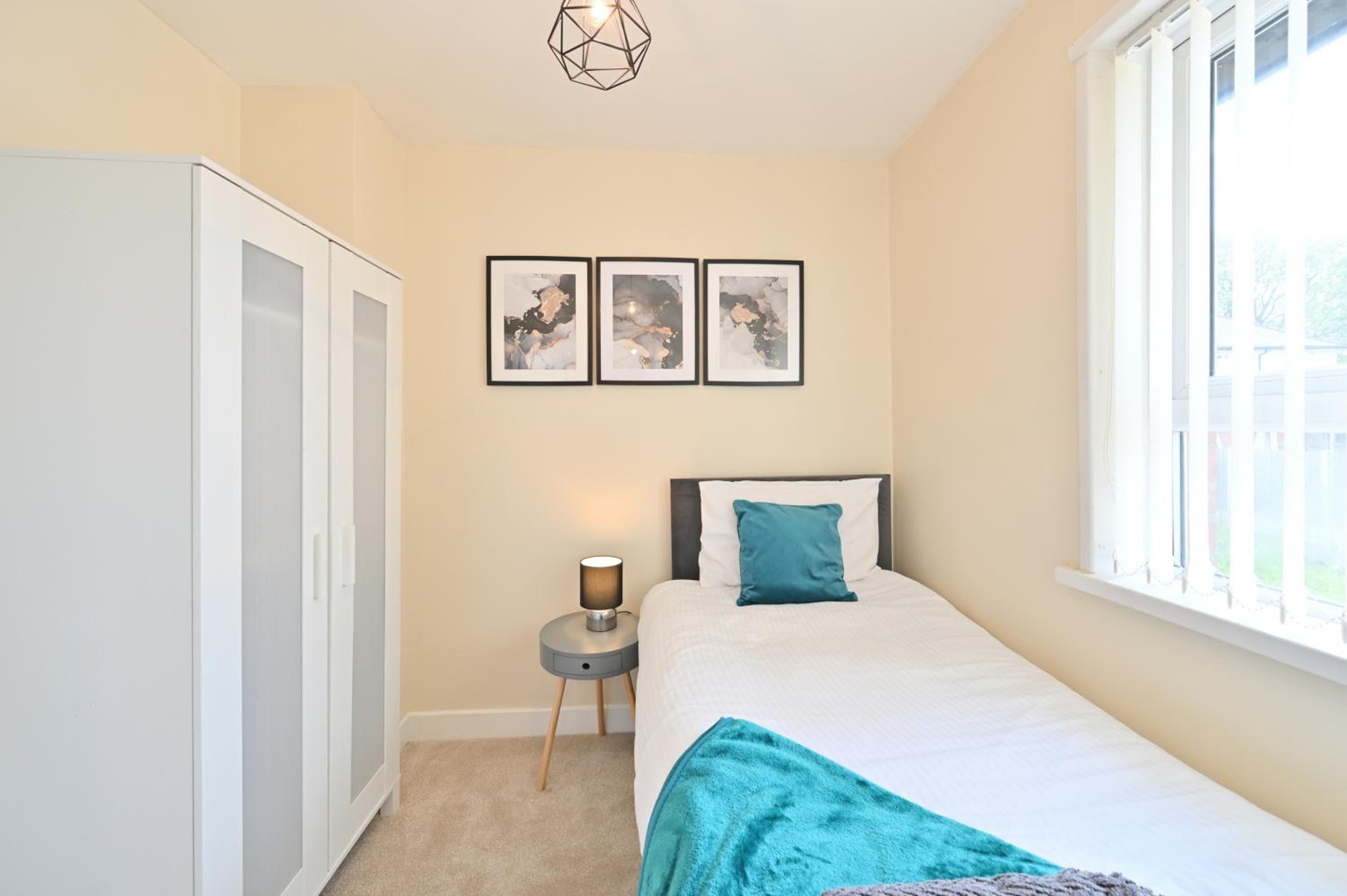 Cosy 3 Bedroom house - Bolton view 4