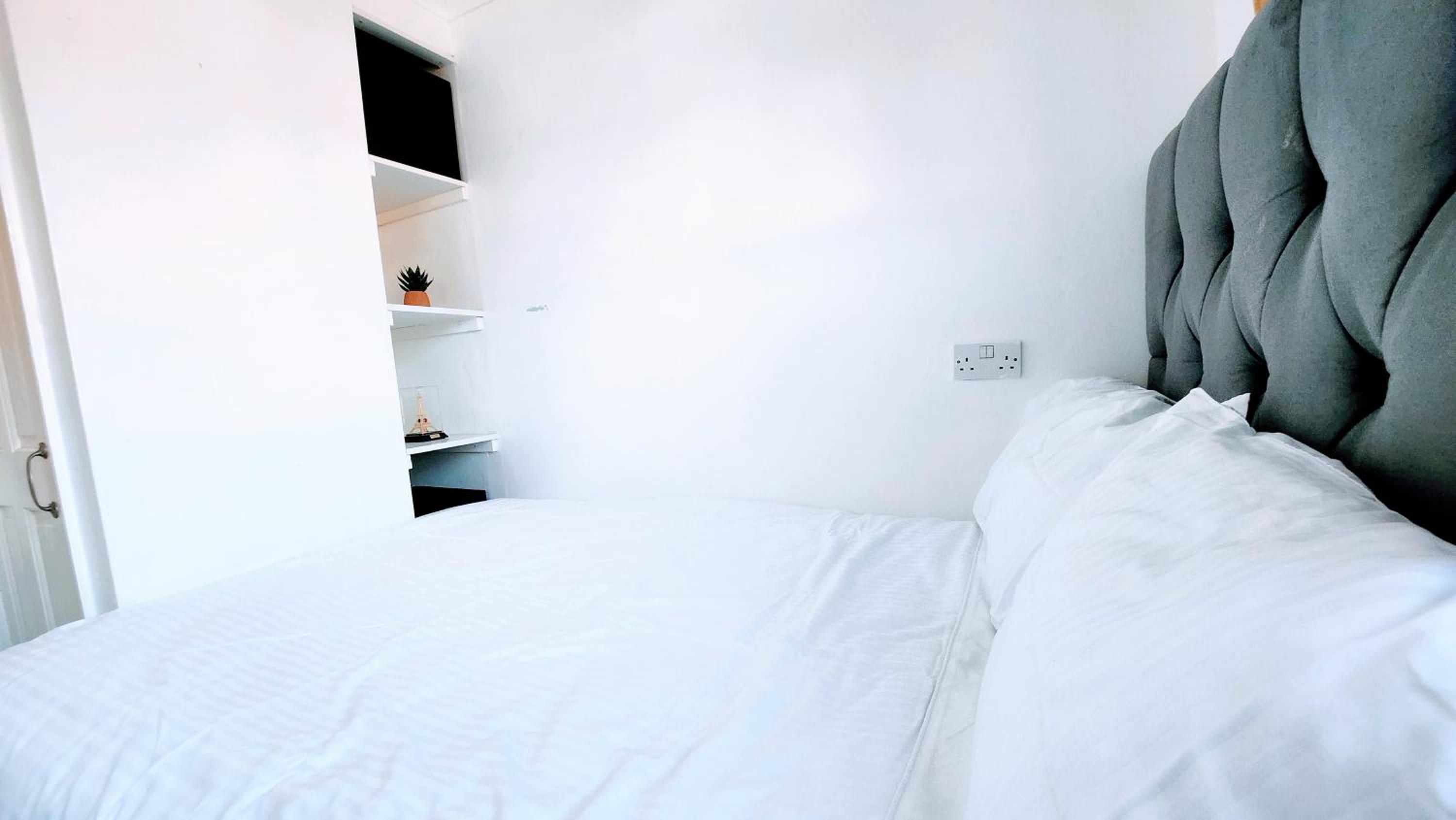 Family friendly spacious 4bedroom house in Bagshot with EV Charger view 2