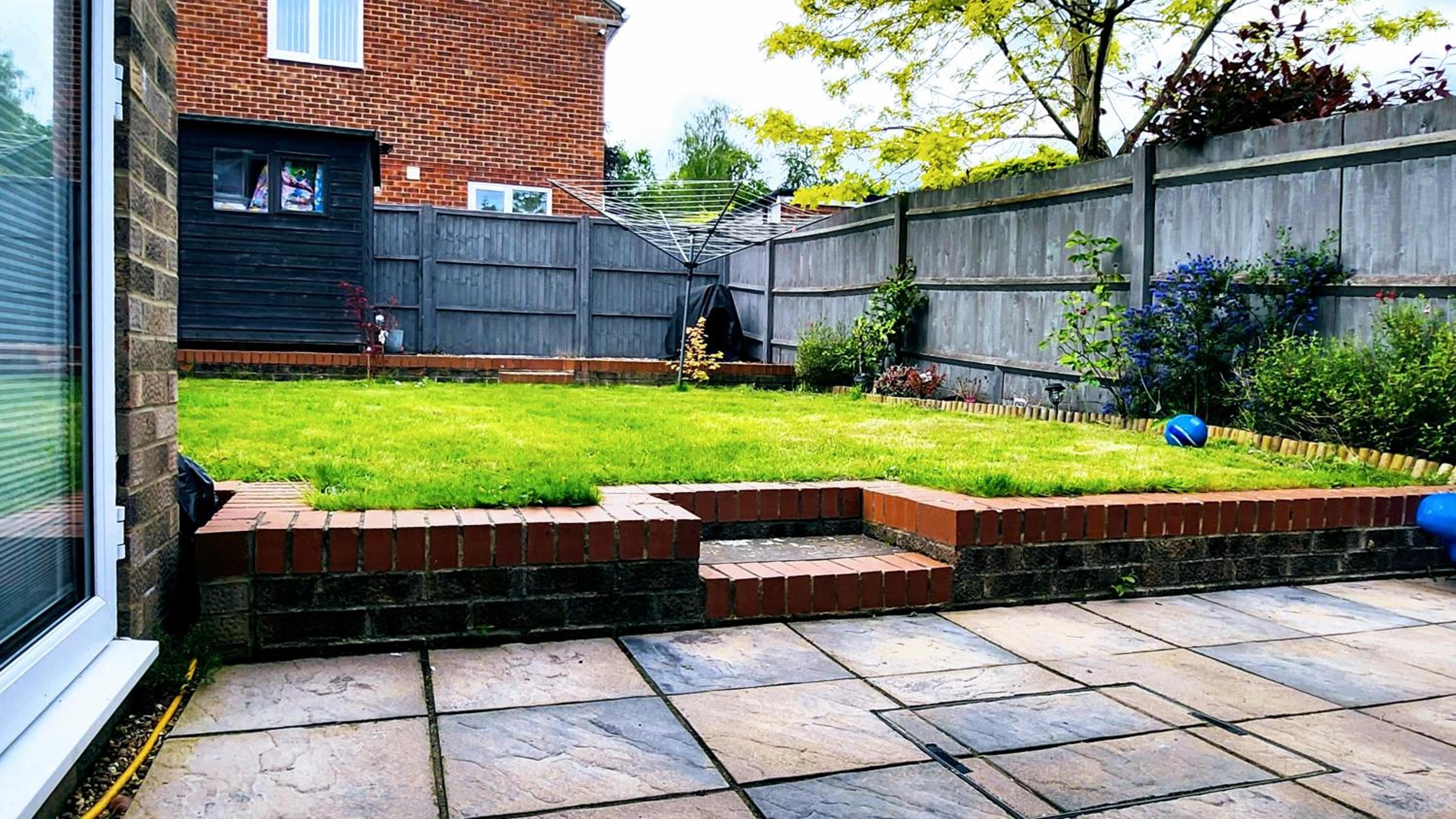 Family friendly spacious 4bedroom house in Bagshot with EV Charger view 3