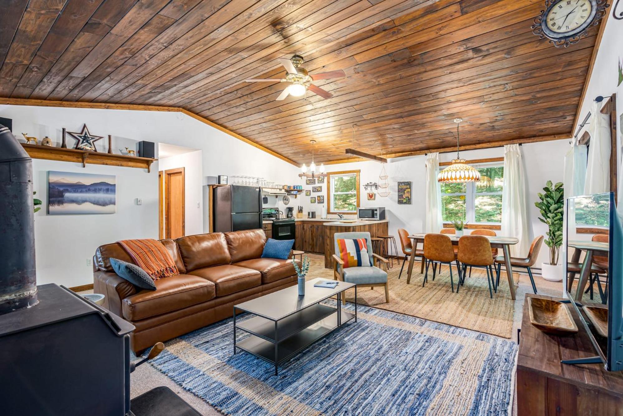 Tucked Away w Hot Tub, Fire Pit, Deck, & WiFi view 4