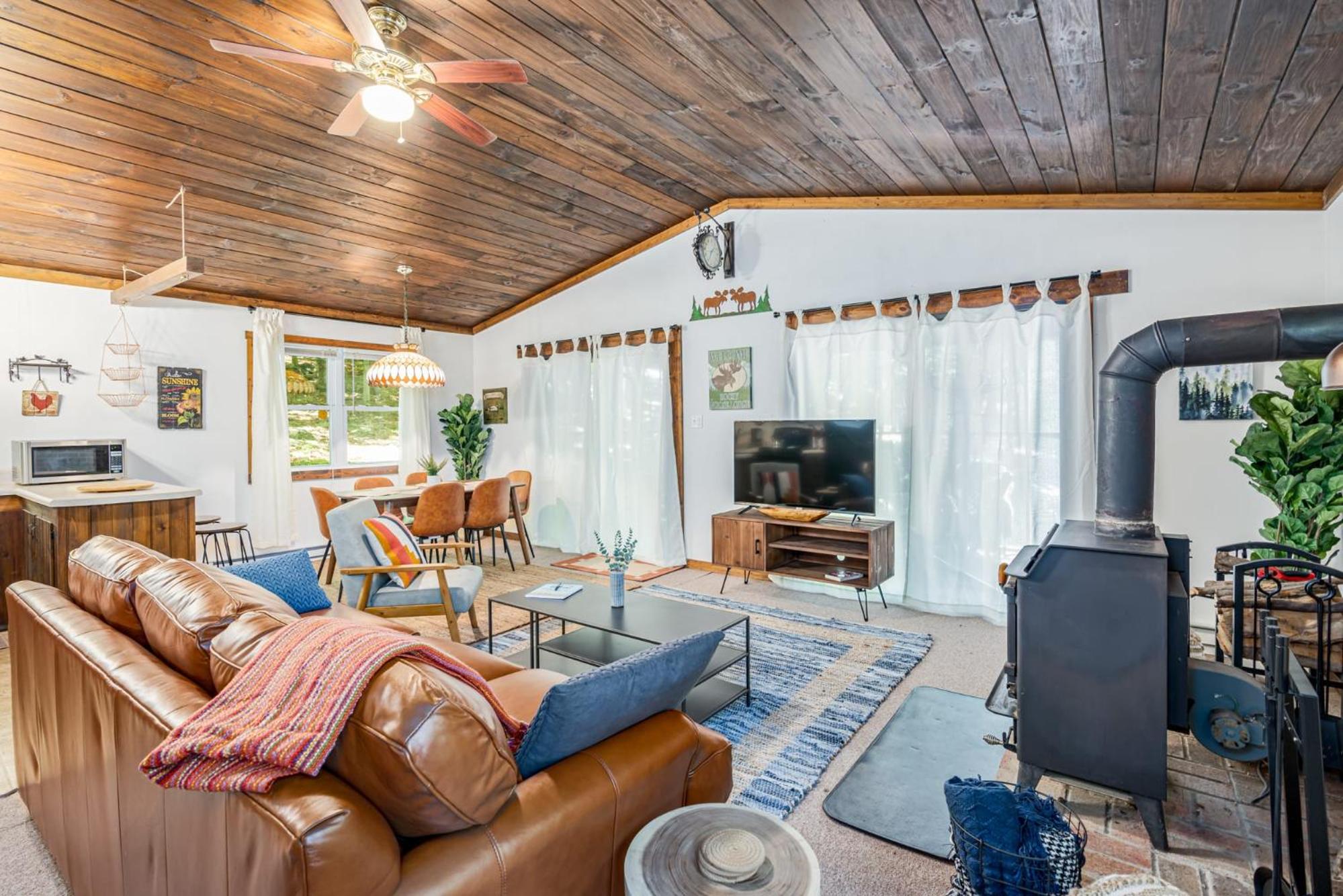 Tucked Away w Hot Tub, Fire Pit, Deck, & WiFi view 5