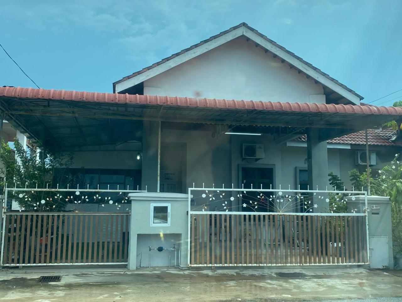 SAHMURA HOMESTAY 1 at GONG BADAK photo 1