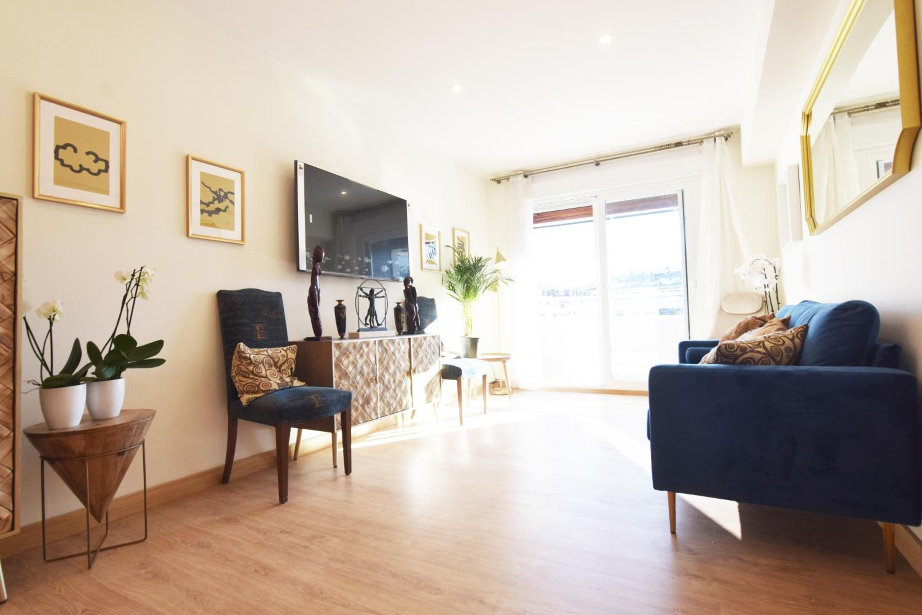 Paradise Luxurious apartment, 3 double rooms for 6 guests, 4 beds, terrace, jacuzzi, free parking, new