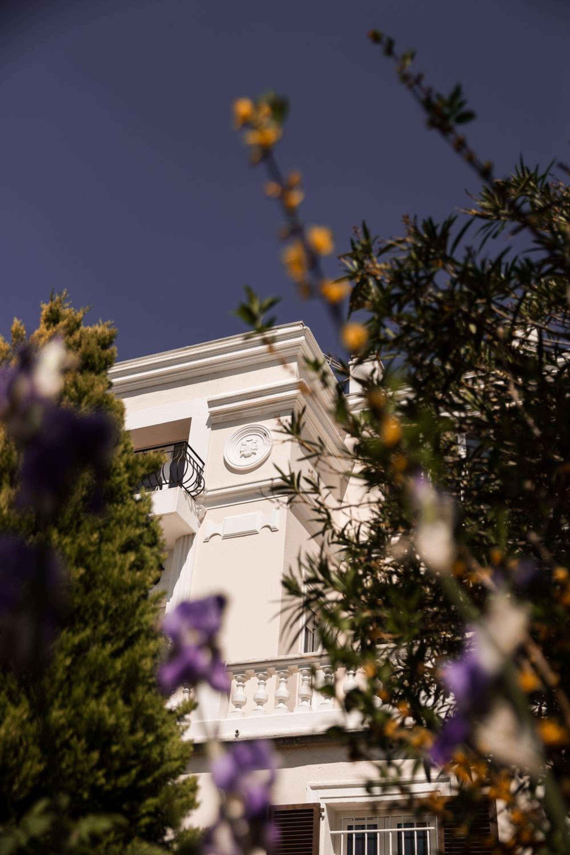 Hotel Villa Les Roches - Image 1