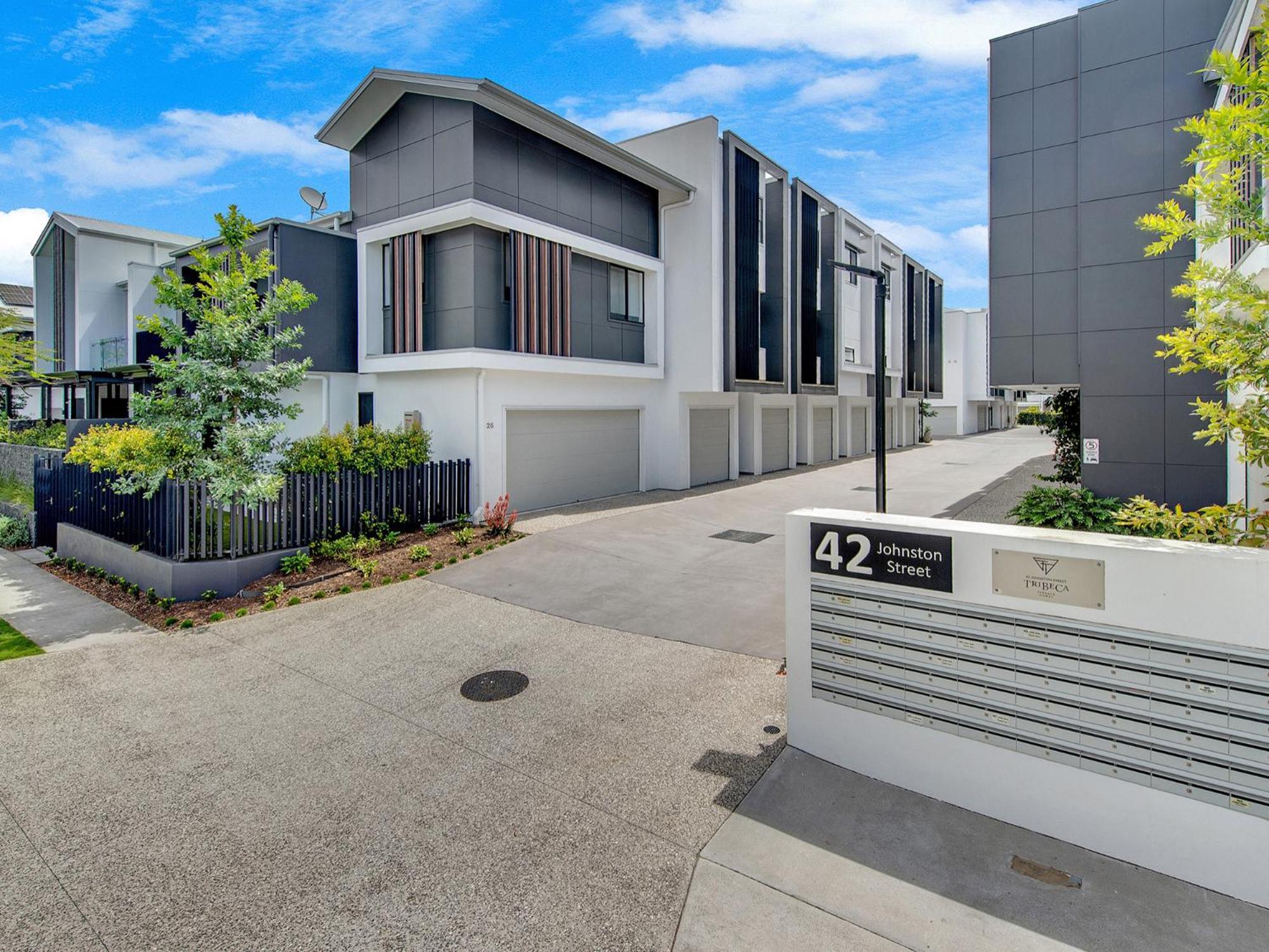 J24B - Bulimba Home from Home