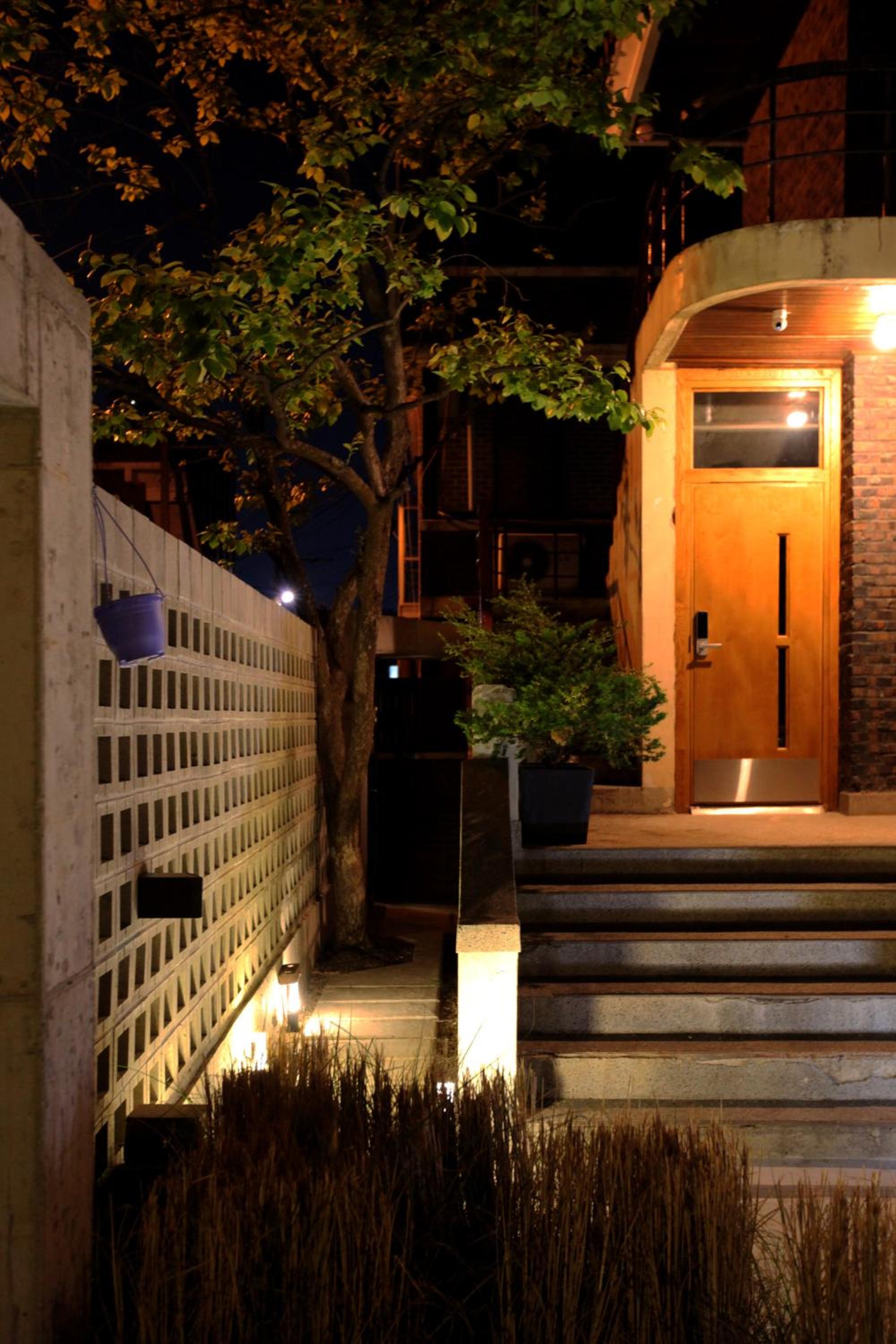 Entire apartment or single rooms in Homegarden Park near Camp Humprehys view 3